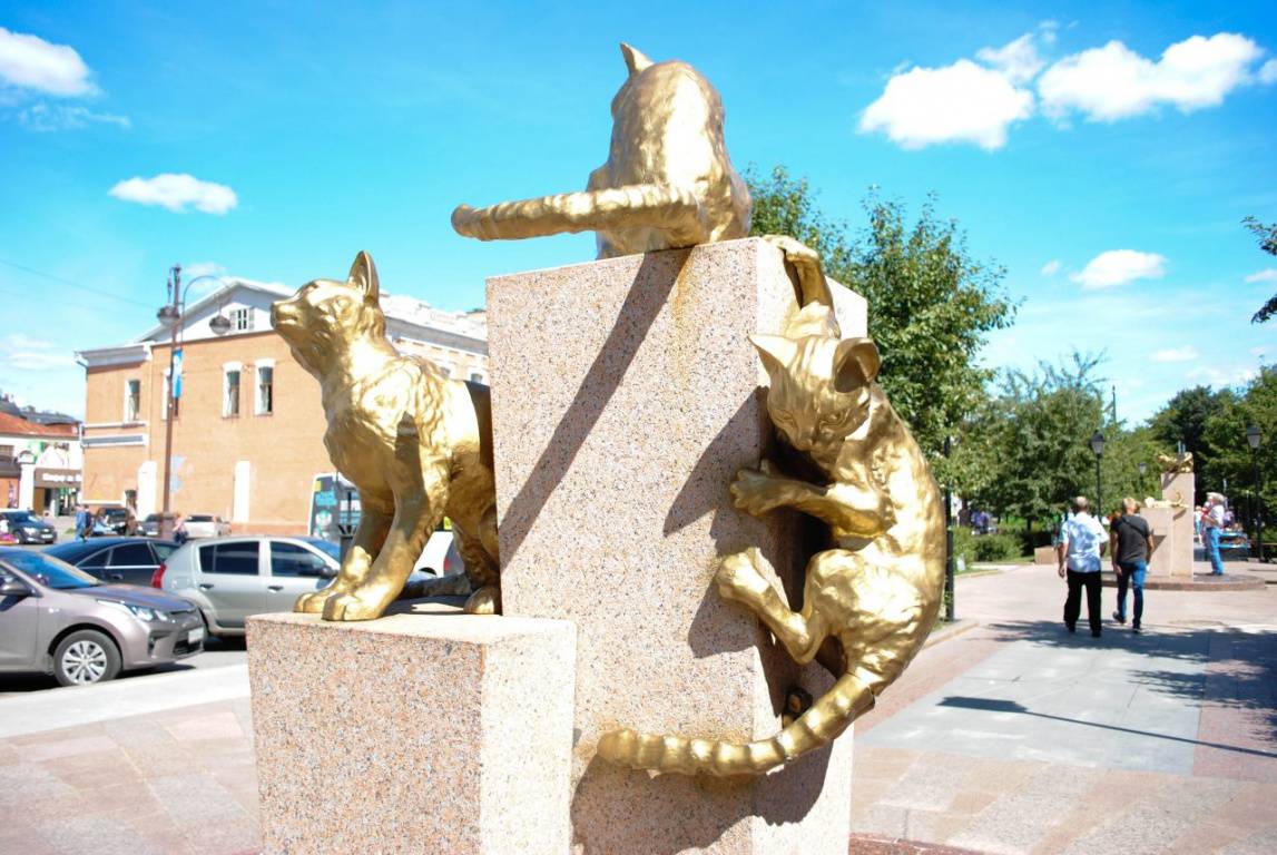 Сквер сибирских кошек – памятник, посвященный усатым спасительницам ленинграда :: syl.ru